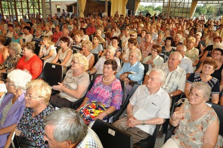 Megtelt a Feketehegyi Kultúrudvar a 100 Tagú Cigányzenekar koncertjén